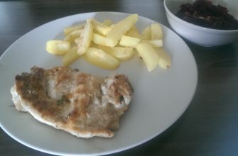 Grilovaný bylinkový kuřecí steak s hranolkami pečenými v troubě a salátem z červené řepy