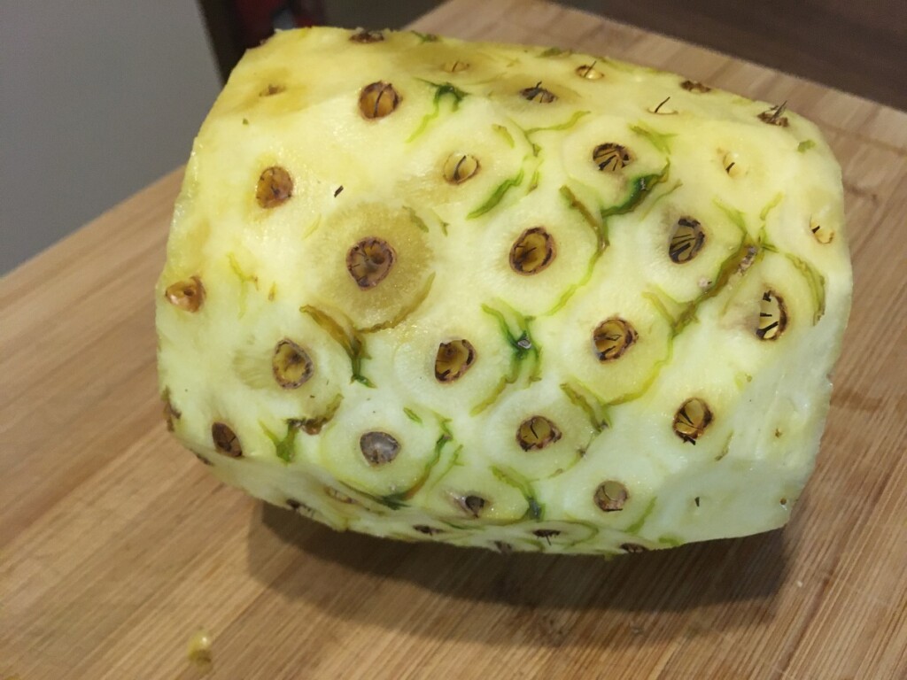 Částečně okrájený ananas