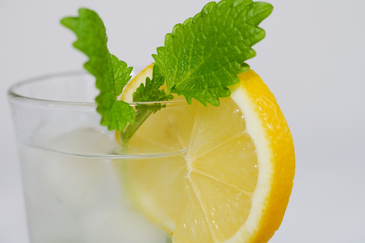 I při přípravě vody s citronem se můžete okrást o vitamíny