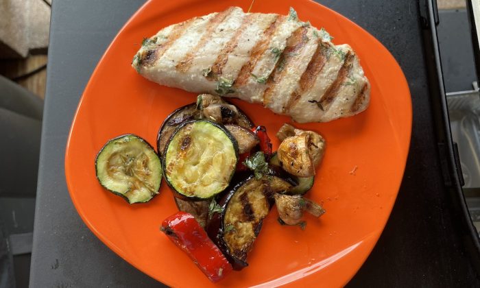 Kuřecí steak s tymiánem a grilovanou zeleninou