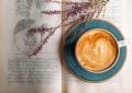 Káva, hubnutí, máslo, káva s máslem, snídaně Příprava domácího dýňového latté je snadná