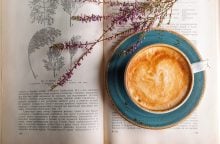Káva, hubnutí, máslo, káva s máslem, snídaně Příprava domácího dýňového latté je snadná