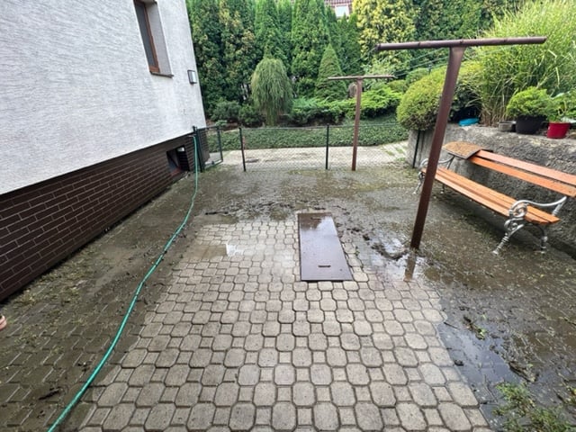 Znečištěná dlažba
