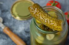 kvašené okurky, mléčné kvašení, fermentace zeleniny, zdraví prospěšné bakterie, lidový recept, domácí konzervace