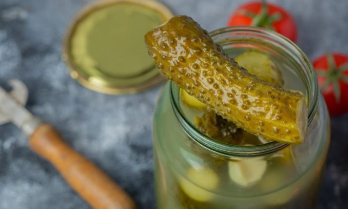 kvašené okurky, mléčné kvašení, fermentace zeleniny, zdraví prospěšné bakterie, lidový recept, domácí konzervace