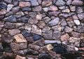 chodník z kamene, stavební suť, zahradní cestička, levné úpravy zahrady, pokládka kamene, domácí stavební projekty