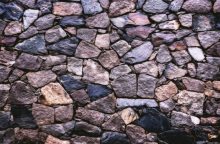 chodník z kamene, stavební suť, zahradní cestička, levné úpravy zahrady, pokládka kamene, domácí stavební projekty