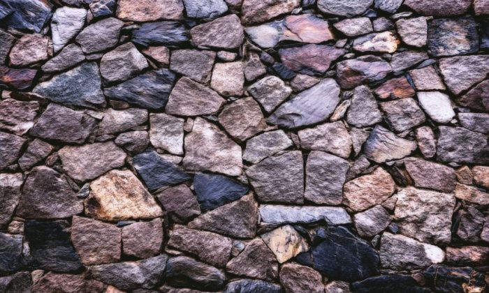 chodník z kamene, stavební suť, zahradní cestička, levné úpravy zahrady, pokládka kamene, domácí stavební projekty