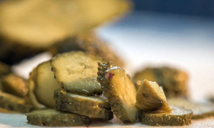 čalamáda z okurek, nakládaná zelenina, recept na čalamádu, sladkokyselý nálev, zavařování okurek, domácí konzervace