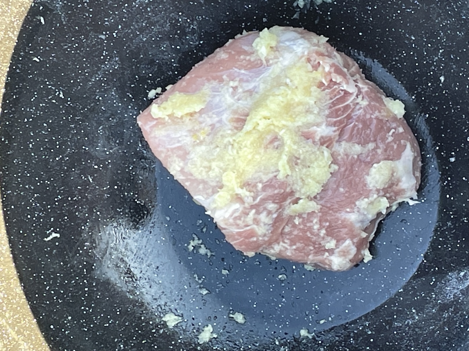 Maso naložené v česneku a soli