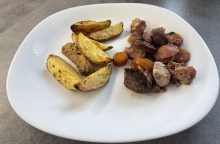 Rozpadlý ptáček s opékanými bramborami  