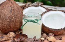 kokosový olej, pleť, hydratace, akné, kosmetika