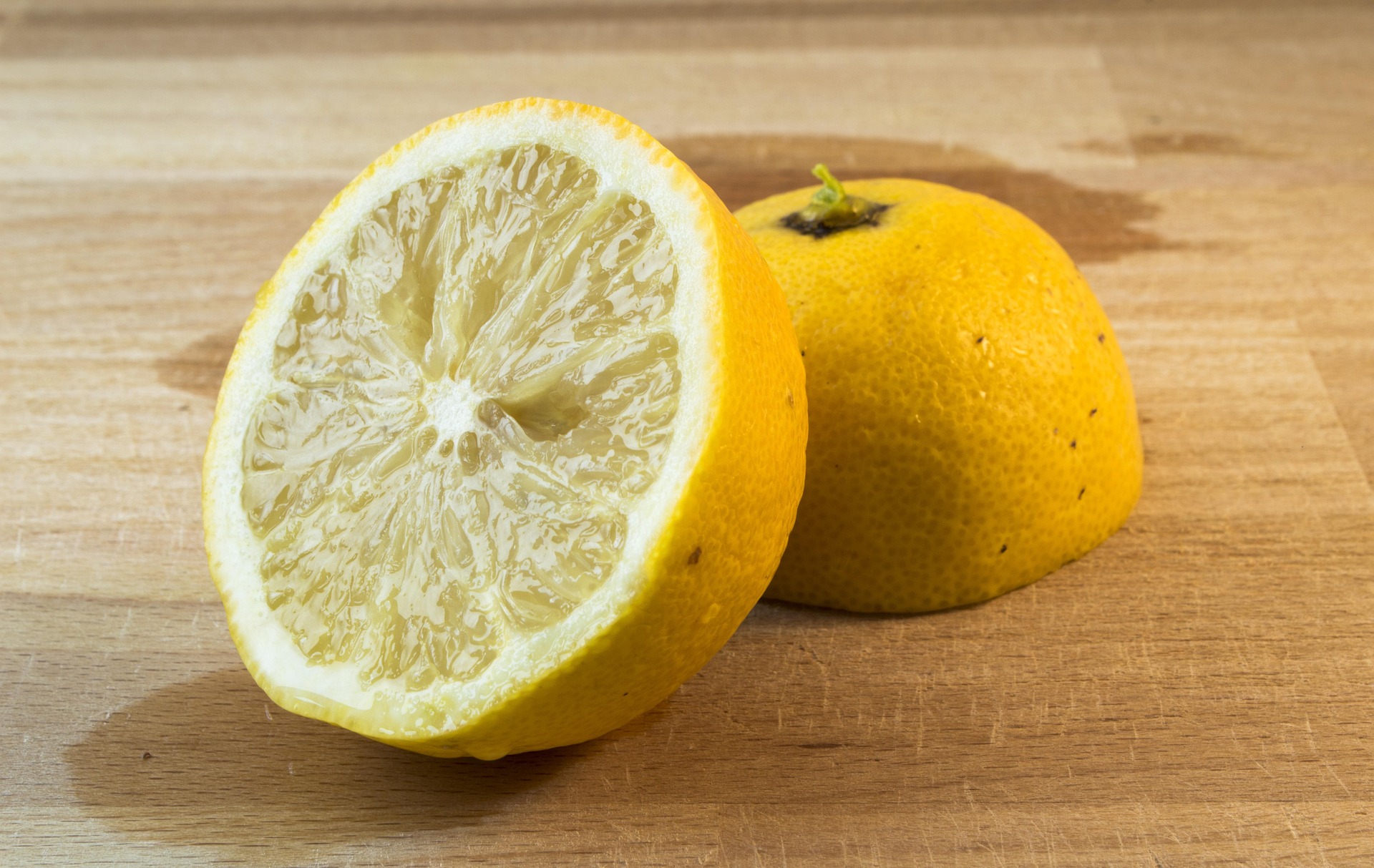 Citrony Jak na pesticidy v citrusech – ze slupek je odstraníte snadno. V redakci jsme se shodli, že pokud se kůra z citrusů používá v kuchyni, měla by být opravdu důkladně očištěná. A to opravdu ne kvůli špíně, ale kvůli pesticidům a konzervačním látkám, kterými se citrusy běžně ošetřují, aby se od nich kůži i nejrůznější nemoci držely. Pojďme se na to podívat blíž – a hlavně si ukázat, jak se jich doma zbavit rychle, jednoduše a bez chemie.