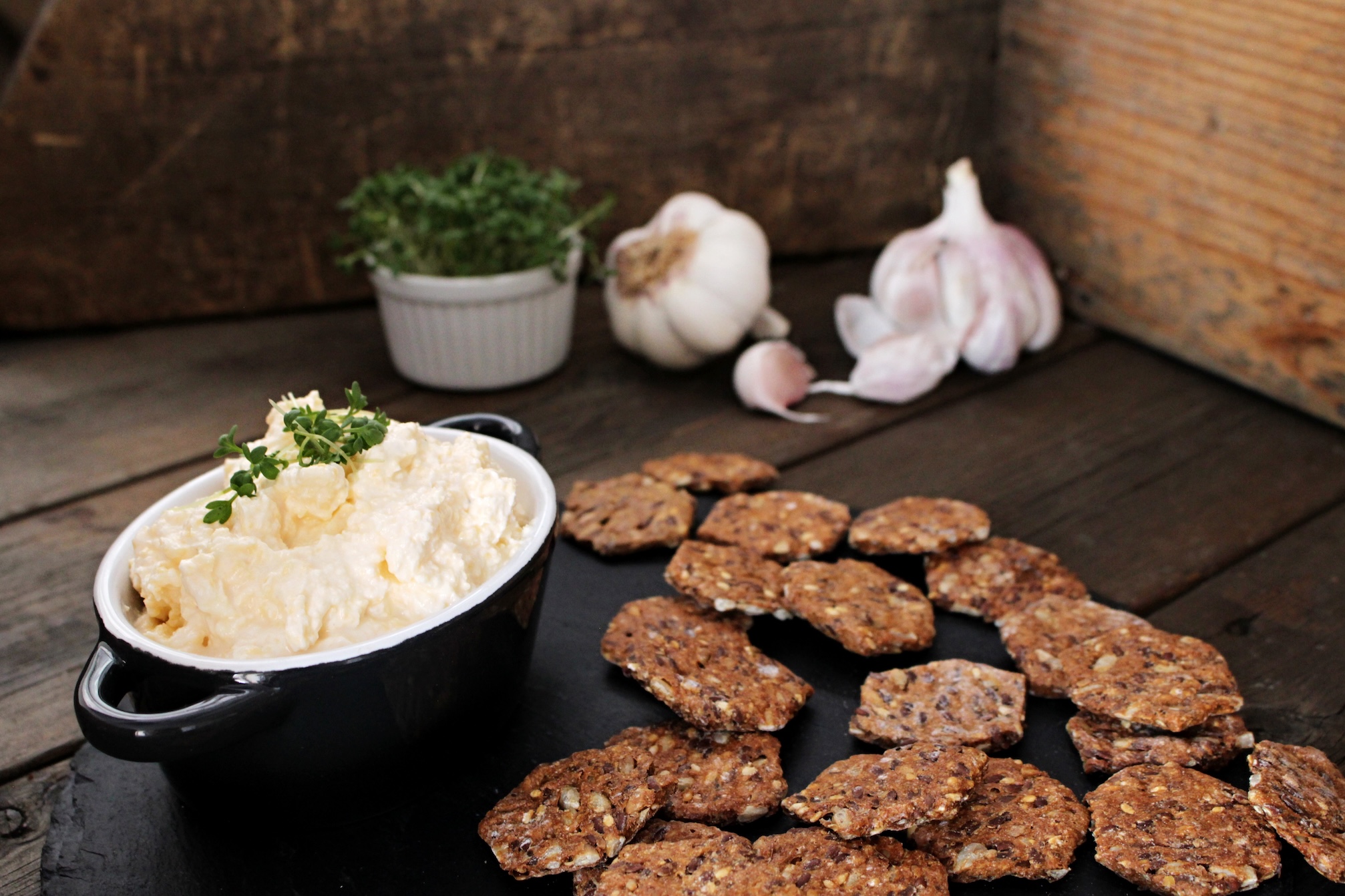 Dip ze sýra a česneku