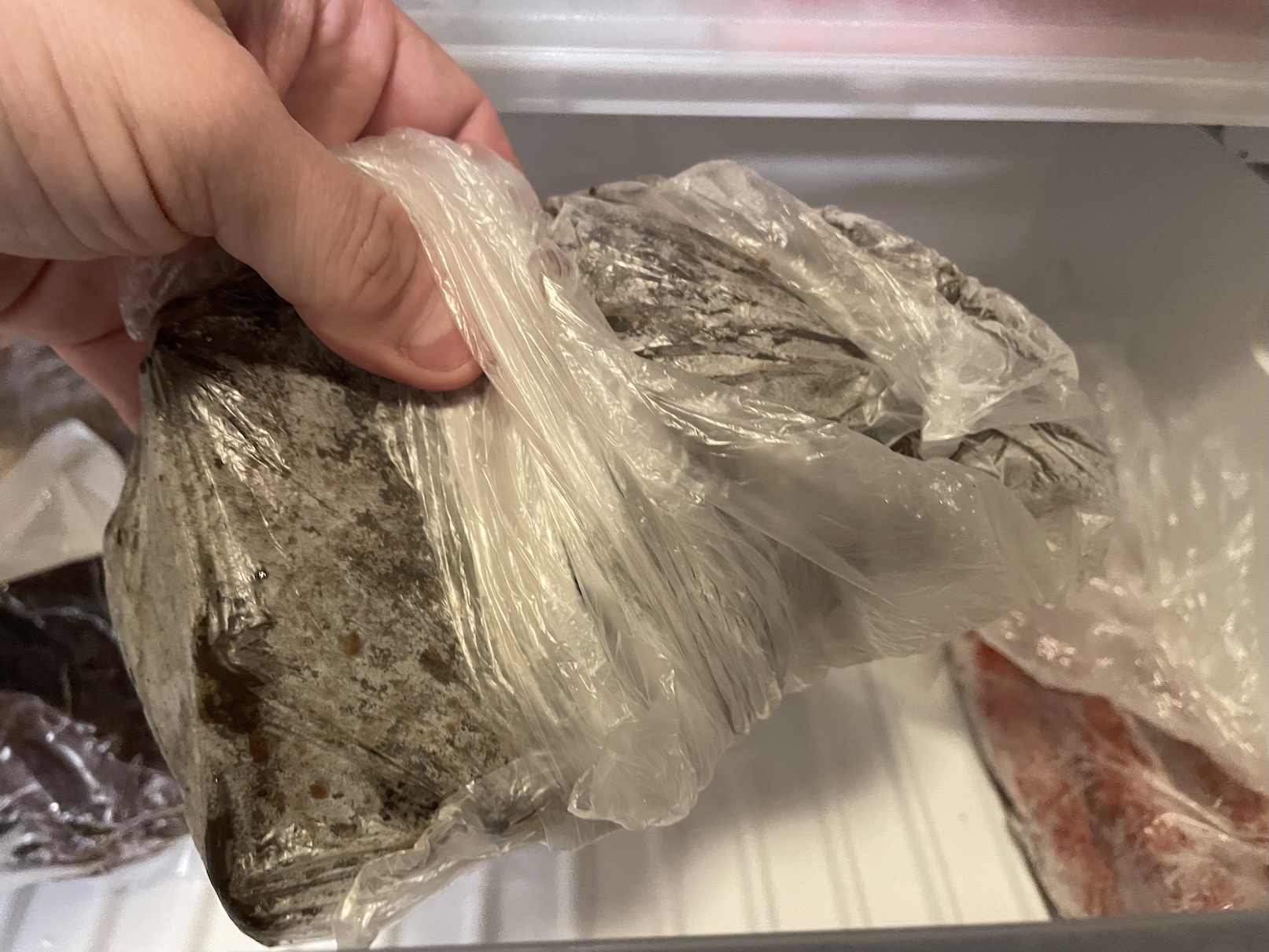 Nesprávně uskladněné uzené maso v sáčku