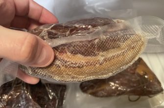 Vakuované uzené maso v lednici