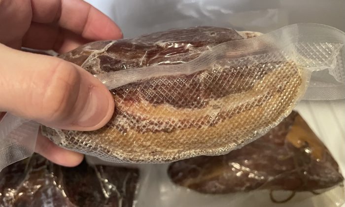 Vakuované uzené maso v lednici