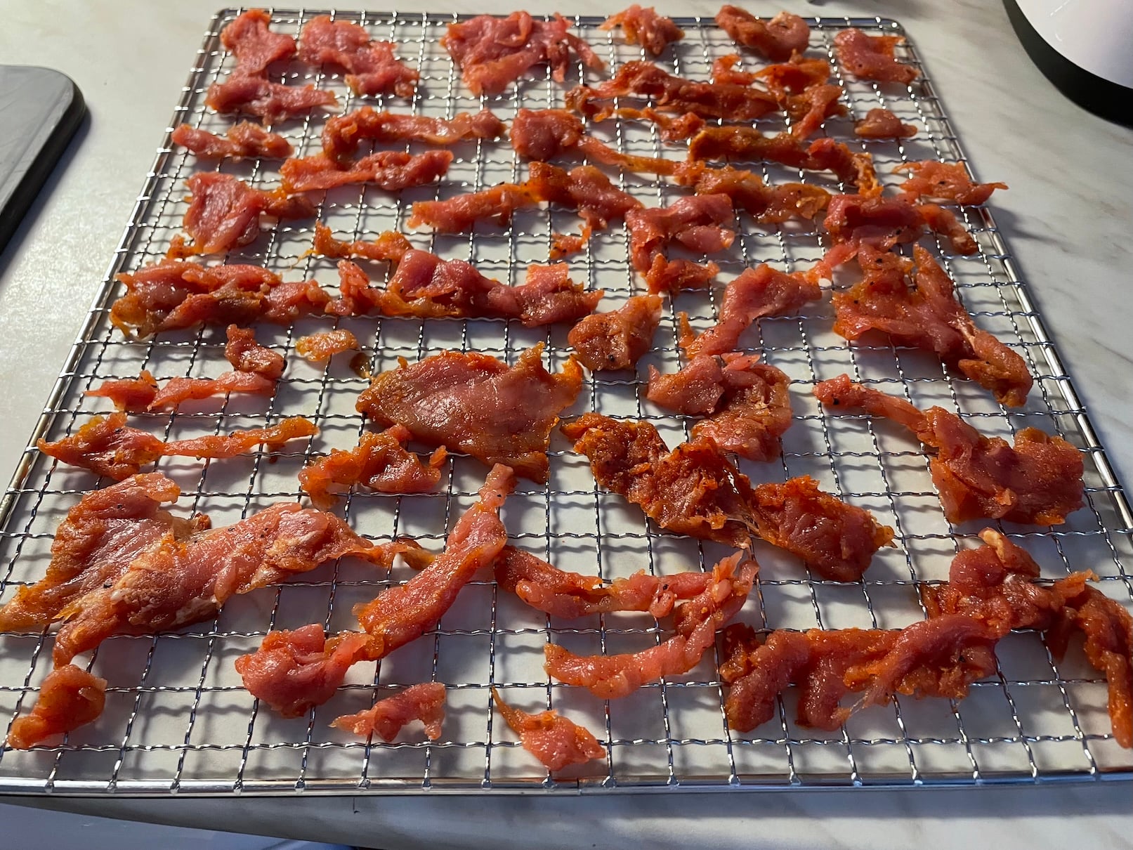 Naložené maso přichystané k sušení