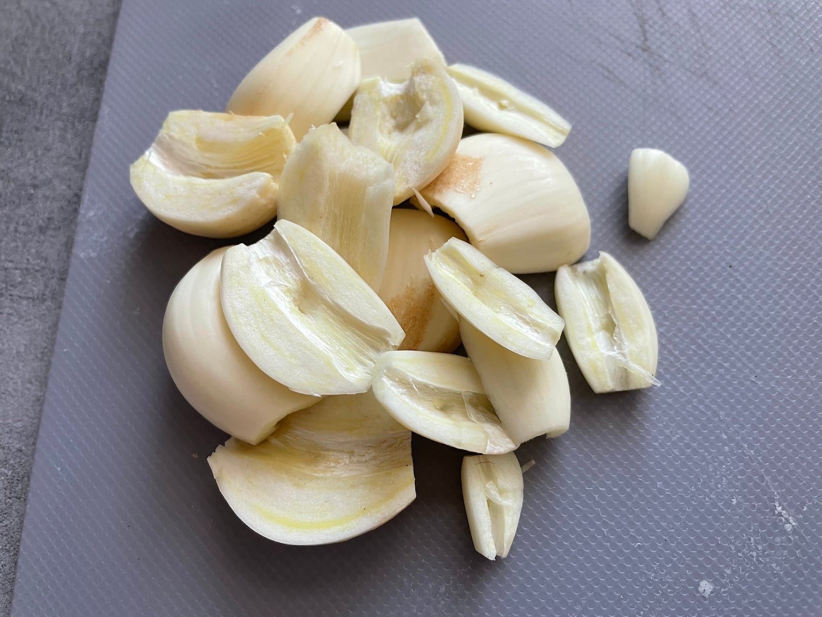 Stroužky česneku bez klíčků