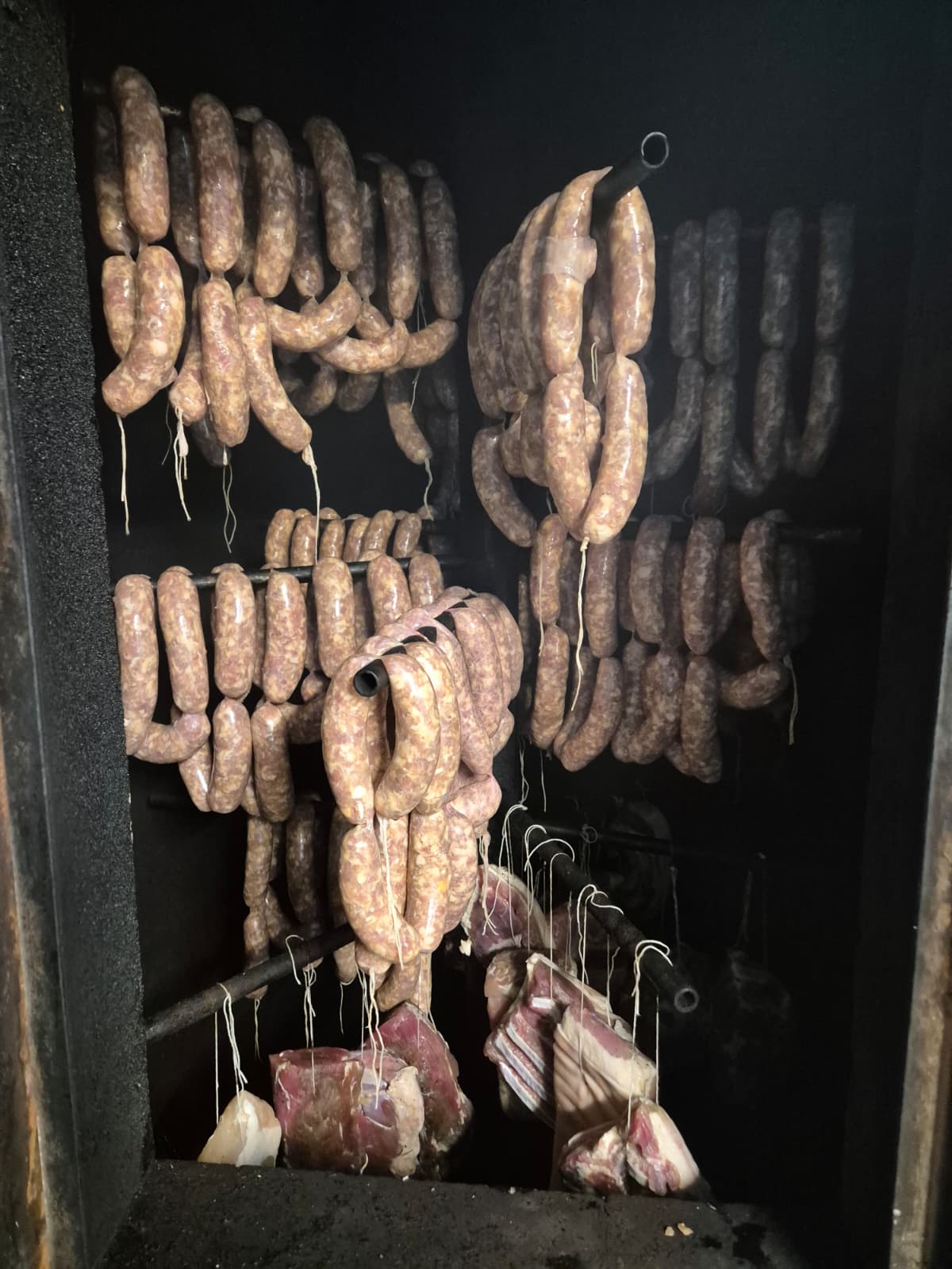 Klobásy po zavěšení