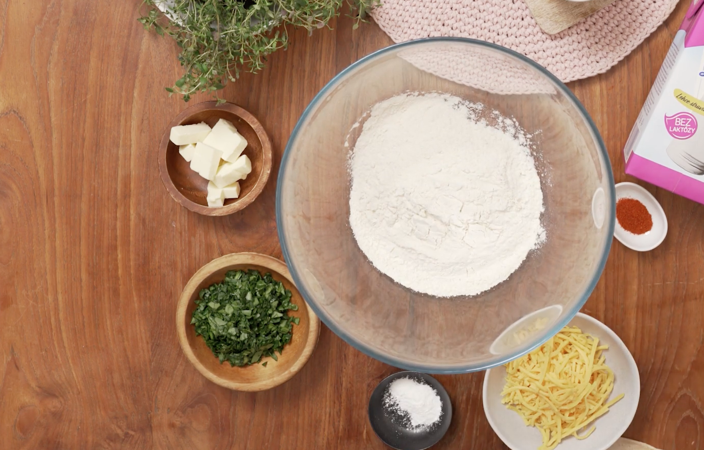 Ingredience na bochánky se sýrem a medvědím česnekem