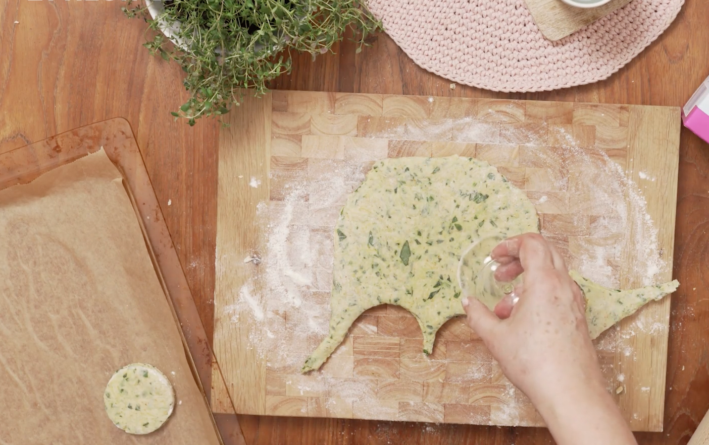 Tvoření bochánků se sýrem a medvědím česnekem
