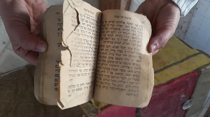 Knihy na chatě páchnou po zimě zatuchlinou