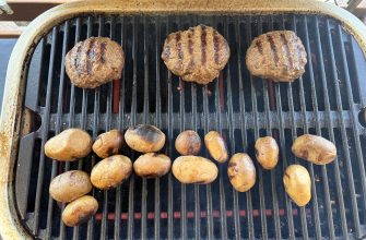 Karbanátky a brambory na grilu