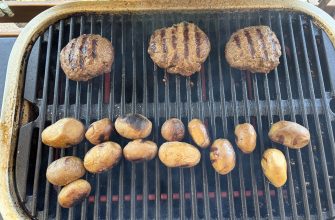 Karbanátky a brambory na grilu
