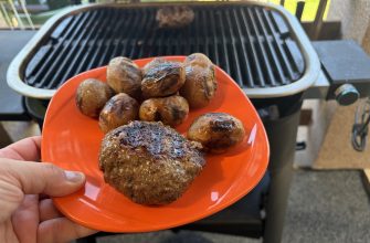 Karbanátky a brambory na grilu