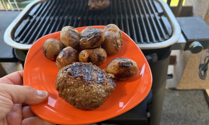 Karbanátky a brambory na grilu