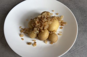 Vařené brambory ve slupce s cibulkou
